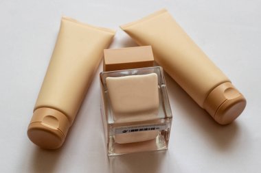 Parfümlü su seti, krem rengi duş jeli. Beyaz arkaplanda yakın plan fotoğrafı