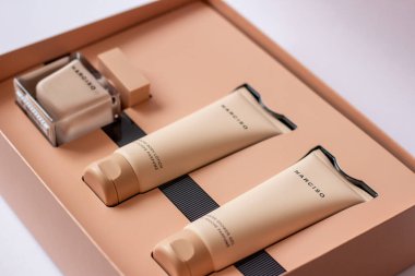 Grodno, Belarus-05.25.2020: Narciso Rodriguez poudree eau de Parfum 'a yakın çekim, duş jeli kremi