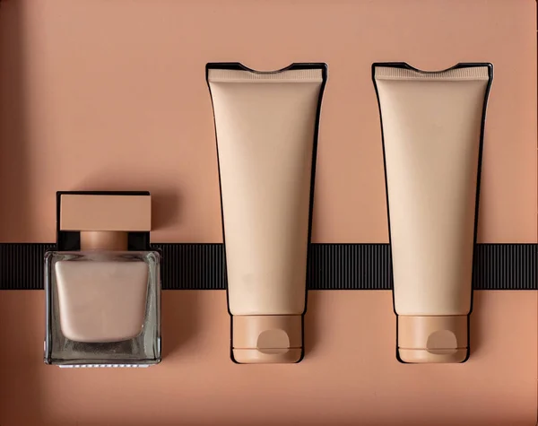 Parfümlü su setinin yakın çekimi, hediye kutusunda krem rengi duş jeli. Beyaz arkaplanda yakın plan fotoğrafı