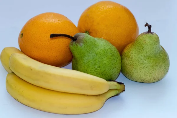 Naranjas Peras Plátanos Sobre Fondo Blanco Aislado —  Fotos de Stock