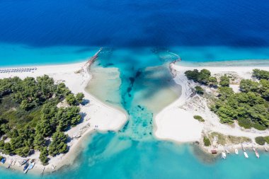 Yunanistan 'ın Chalkidiki kentindeki Glarokavos Limanı ve lagün plajının insansız hava aracı görüntüsü