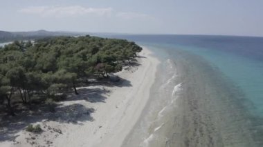 Yunanistan 'ın Chalkidiki kentindeki deniz ve göl kıyılarının insansız hava aracı görüntüsü
