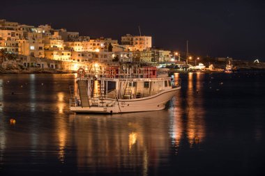 Saint Paul Körfezi Xemxija Malta 'nın gece fotoğrafı. 