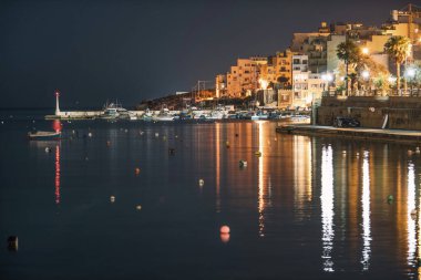 Saint Paul Körfezi Xemxija Malta 'nın gece fotoğrafı. 