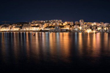 Saint Paul Körfezi Xemxija Malta 'nın gece fotoğrafı. 