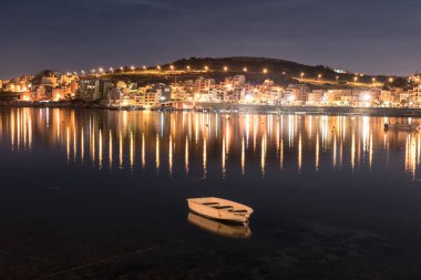 Saint Paul Körfezi Xemxija Malta 'nın gece fotoğrafı. 