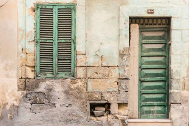 Bugiba sokakları ve binaları Saint Paul Körfezi Xemxija Malta 