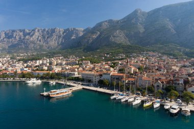 Adriyatik Denizi 'nde yelken açan Makarska Korcula Hırvatistan Hava Aracı Fotoğrafı. Yat marinada, yelkencilik Hırvatistan 'da.