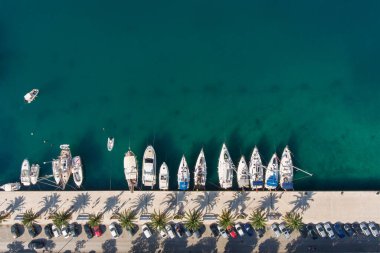 Adriyatik Denizi 'nde yelken açan Makarska Korcula Hırvatistan Hava Aracı Fotoğrafı. Yat marinada, yelkencilik Hırvatistan 'da.