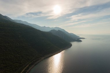 Adriyatik Denizi 'nde yelken açan Makarska Korcula Hırvatistan Hava Aracı Fotoğrafı. Yat marinada, yelkencilik Hırvatistan 'da.