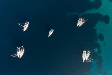 Adriyatik Denizi 'nde yelken açan Makarska Korcula Hırvatistan Hava Aracı Fotoğrafı. Yat marinada, yelkencilik Hırvatistan 'da.