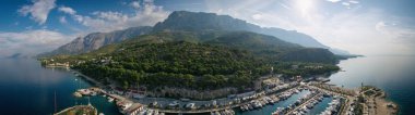 Adriyatik Denizi 'nde yelken açan Makarska Korcula Hırvatistan Hava Aracı Fotoğrafı. Yat marinada, yelkencilik Hırvatistan 'da.