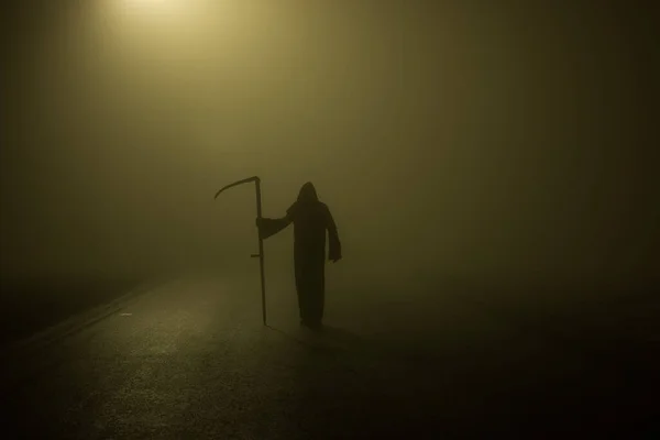 Death Grim Reaper Csontváz Visel Fekete Köntös Forgatja Kasza Memento — Stock Fotó