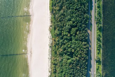Polonya 'daki Chalupy Hel Penisula Baltık Denizi' nin havadan görünüşü
