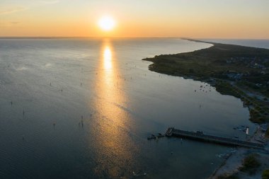 Hel penisula Jastarnia Puck Körfezi Baltık Denizi 'nde günbatımının hava görüntüsü