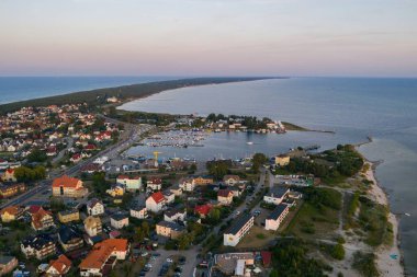 Hel penisula Jastarnia Puck Körfezi Baltık Denizi 'nde günbatımının hava görüntüsü