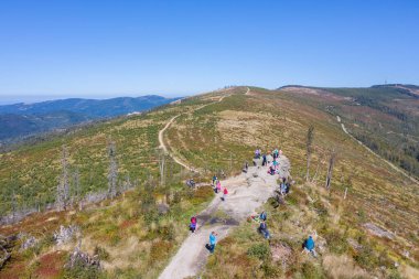  Polonyalı dağların havadan görünüşü Beskid. Malinowska skala yolu Skrzyczne Silesia Polonya 'da 