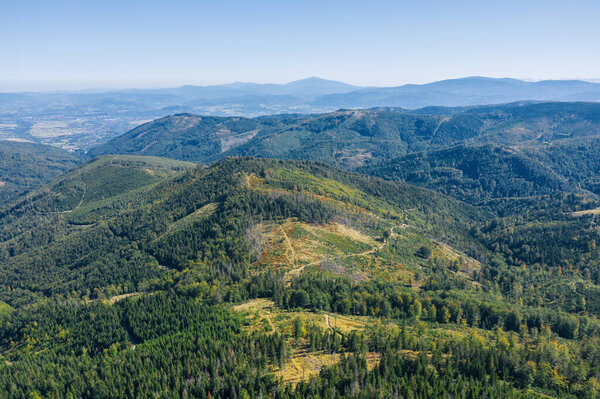  Вид с воздуха на польские горы Бескид. Малиновска скала тропа в Скшицне Силесия Польша
 