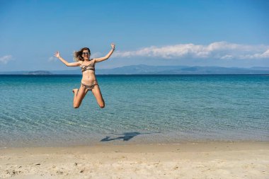 Yaz tatili eğlence atlayışı Kassandra Sithonia 'daki Paliouri Sahili' nde Penisula Chalkidiki Yunanistan