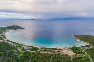 Kassandra Sithonia 'daki Paliouri Sahili' nin insansız hava aracı görüntüsü penisula Chalkidiki Yunanistan