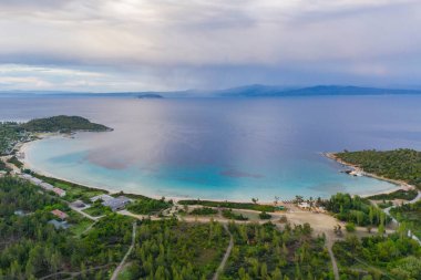 Kassandra Sithonia 'daki Paliouri Sahili' nin insansız hava aracı görüntüsü penisula Chalkidiki Yunanistan
