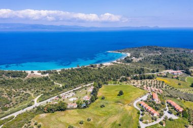 Kassandra Penisula Chalkidiki Yunanistan 'daki Glarokavos Limanı ve lagün plajının insansız hava aracı görüntüsü