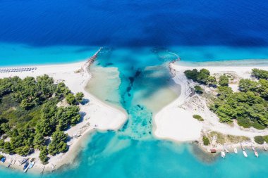 Kassandra Penisula Chalkidiki Yunanistan 'daki Glarokavos Limanı ve lagün plajının insansız hava aracı görüntüsü