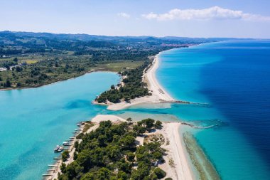 Kassandra Penisula Chalkidiki Yunanistan 'daki Glarokavos Limanı ve lagün plajının insansız hava aracı görüntüsü