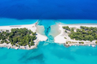 Kassandra Penisula Chalkidiki Yunanistan 'daki Glarokavos Limanı ve lagün plajının insansız hava aracı görüntüsü