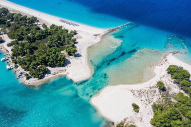 Kassandra Penisula Chalkidiki Yunanistan 'daki Glarokavos Limanı ve lagün plajının insansız hava aracı görüntüsü