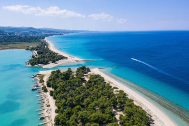 Kassandra Penisula Chalkidiki Yunanistan 'daki Glarokavos Limanı ve lagün plajının insansız hava aracı görüntüsü