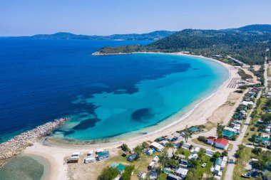 Kassandra Sithonia 'daki Paliouri Sahili' nin insansız hava aracı görüntüsü penisula Chalkidiki Yunanistan