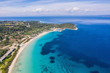 Kassandra Sithonia 'daki Paliouri Sahili' nin insansız hava aracı görüntüsü penisula Chalkidiki Yunanistan