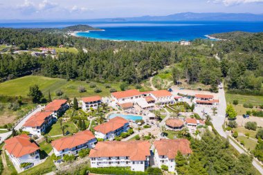 Kassandra Sithonia 'daki Paliouri Beach Chrousso Köyü' nün insansız hava aracı görüntüsü penisula Chalkidiki Yunanistan