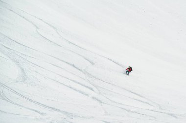 Gudauri Gürcistan 'da serbest gezici kayakçı.