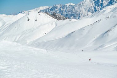 Gudauri Gürcistan 'da serbest gezici kayakçı.