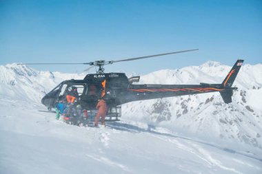 Gudauri 'de serbest hava kaykayı Georgia Kafkasya tatil beldesi snowboardcu kayakçı