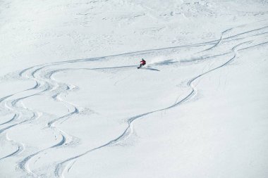 Gudauri Gürcistan 'da serbest gezici kayakçı.