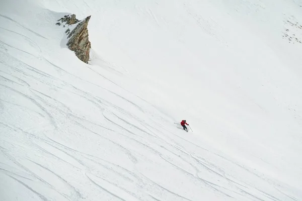 Gudauri的Freeride格鲁吉亚Caucasus度假胜地滑雪者 — 图库照片