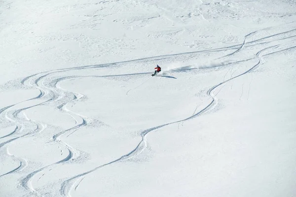 Gudauri的Freeride格鲁吉亚Caucasus度假胜地滑雪者 — 图库照片