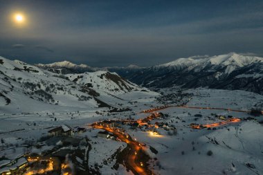 Gudauri tatil köyü, Gürcistan 'daki Kafkas dağları.