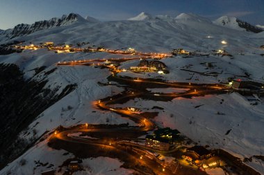Gudauri tatil köyü, Gürcistan 'daki Kafkas dağları.