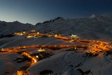 Gudauri tatil köyü, Gürcistan 'daki Kafkas dağları.