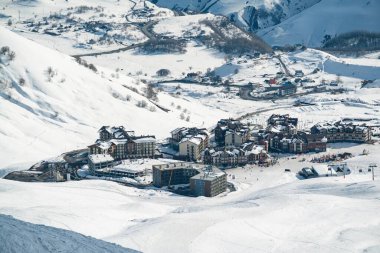 Kışın Gudauri kayak merkezi. Gürcistan 'daki Kafkas Dağları