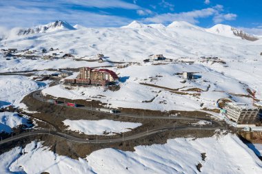 Kışın Gudauri kayak merkezi. Gürcistan 'daki Kafkas Dağları