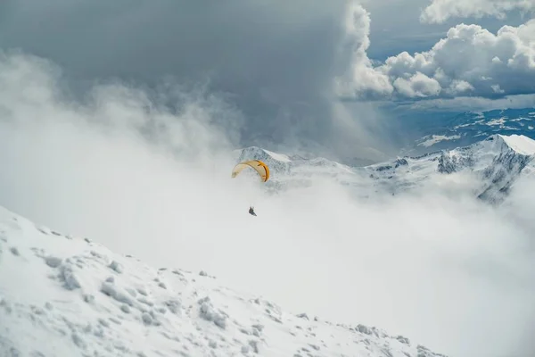 Gudauri Kayak Merkezinde Kışın Paraşütle Atlama Gürcistan Daki Kafkas Dağları — Stok fotoğraf