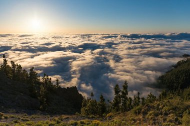 Teide Ulusal Parkı 'nda gün batımı bulutları Tenerife Adası Kanarya Adaları Kanaryaları
