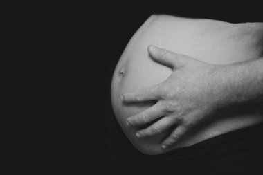 Dokuz aylık hamile karnı. Baba elleri karnında