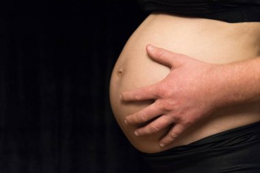 Dokuz aylık hamile karnı. Baba elleri karnında