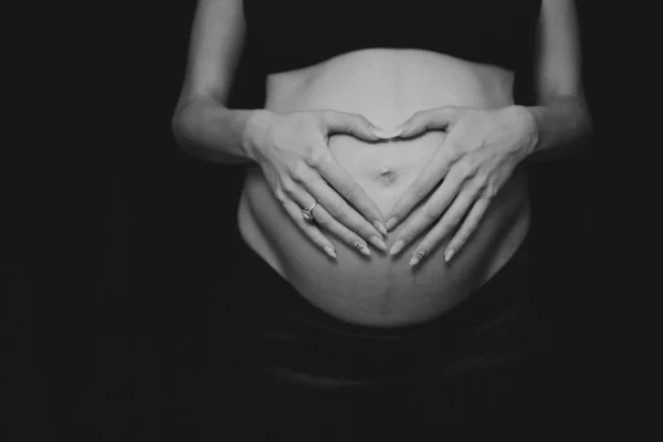 Barriga Grávida Nove Mont Coração Feito Mãos Barriga — Fotografia de Stock